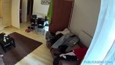 gościu posuwa ją w kondomie