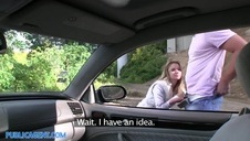 młoda sarah jest posuwana na kanapie