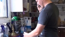 blondyn liże jej cipę na skórzanym narożniku