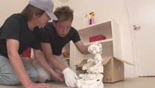 niebieskooka brunetka przed kamerką