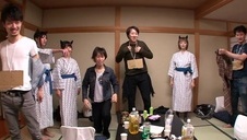 nawilża laseczkę i bosko ją zapina