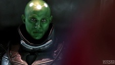 piękna blondyneczka doprowadza go do wytrysku