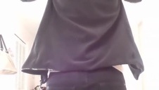 delikatna ślicznotka liże kutasa i jąderka