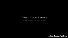 azjatka liże go po sutkach