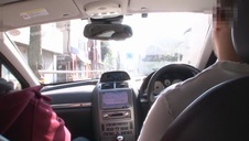 lesbijka liże jej piczkę na niebieskiej kanapie