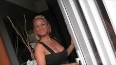 brunetka bawi się muszelką