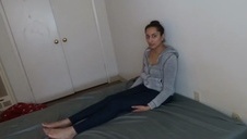 całuje ją po małych piersiach