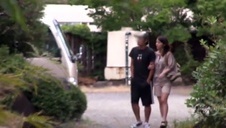 rucha gładką szparę i spuszcza się na jej pośladek