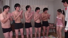 masaż cipki doprowadza ją do orgazmu