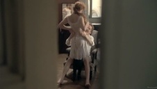 mega sucza rozkłada nogi na sporym penisie