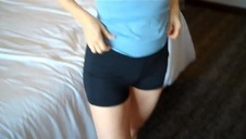 młoda uśmiechnięta laska pokazuje swe niewielkie cyce