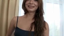 opalona suczka zdejmuje stanik i wskakuje na fiuta