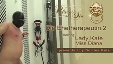 cycata pani rozkłada swe nogi na dworze