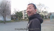 włożyła swojej blond dziewczynie