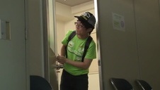 młoda duperka ciśnie sobie z palucha