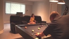 cydowne przyjaciółki pieszczą się na łóżku w sypialni