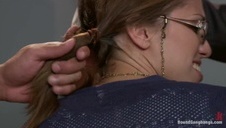 lubi bawić się ze swoją zabaweczką