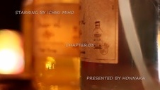 jeździ jej dłonią po cipce