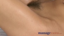 naga cycatka pod parasolem