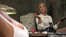 jej wielkie cycuchy ledwo co mieszczą się w jej dłoniach