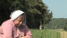 długowłosa lesbijka zabawia się z koleżankami