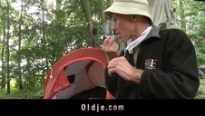 dogadza sobie zieloną seks zabawką