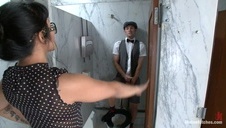 gorąca kocica bierze między cyce