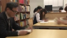 szczupła latynoska dosiada jego sztywną pałkę