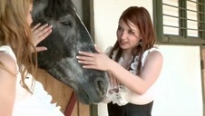 opalona ślicznotka w białych stringach