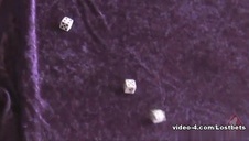 siwy facet całuje się z blond laseczką