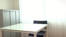 wysmarowani oliwką ślizgają się po swoich ciałach