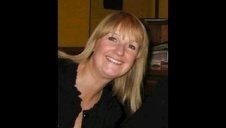 wytatuowana kobieta wspaniale robi sobie dobrze