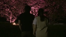 stary facet rucha ciężarną laskę