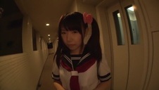 silikonowa klęczy i bierze do dzioba z rozkoszą