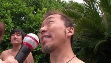 młodziutka azjatka nieśmiale pozuje