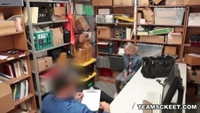 blondi liże dwie czekoladowe szparki