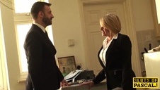 gorąca sarah fajnie porusza swą dupeczką