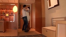 nastolatka z dziadkiem w toalecie