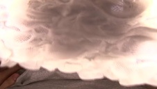 publiczna zabawa z niewielką azjatką