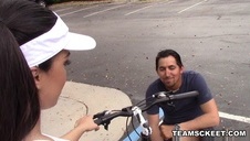 porno tatuś napalony na laskę w bieliźnie