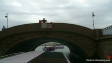 młoda dupcia i jej mamuśka przyjemnie się zabawiają