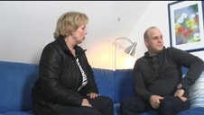 czworokąt na masce samochodu