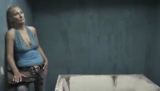 nieźle zbudowana dupeczka wypina się na basenie