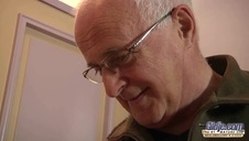 nastolatka pieści swoją owłosioną cipkę