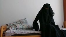 czekoladowa laseczka ciągnie jego sztywną pałeczkę