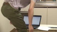 facet opuszcza majtki a ona ssie kutasa