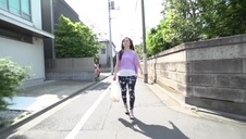 trzech panów penetruje piękną brunetkę