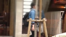 naoliwiona brunetka fajnie szarpie długą pałeczkę