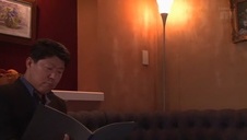 ruda klepie się po pośladku i robi sobie dobrze