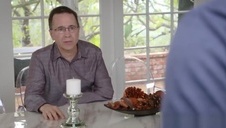 ściąga stringi i zaczyna masować swą piczkę palcami